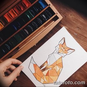 Акварельный эскиз татуировки лисы, выполненный в теплых тонах. Лиса изображена в профиль, с геометрическими формами, образующими ее тело.